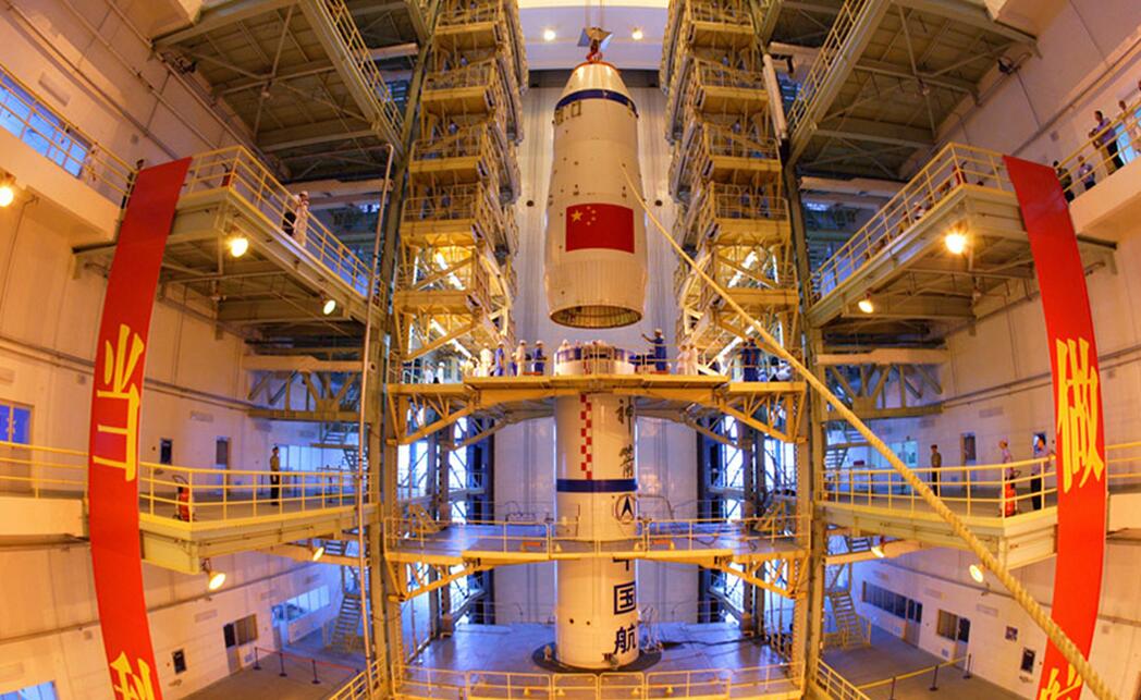 神舟七號返回艙吊裝